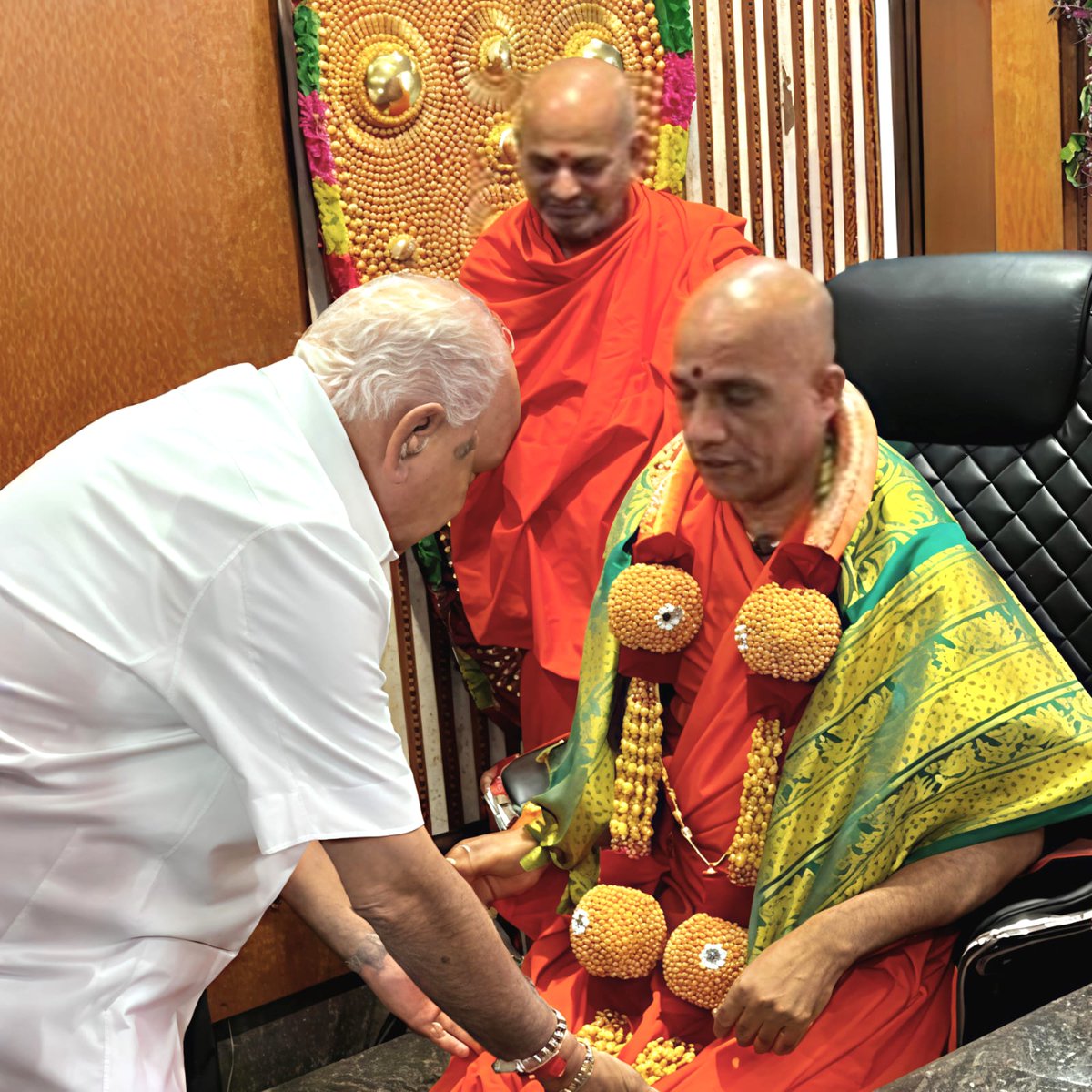 ಶ್ರೀ ಆದಿಚುಂಚನಗಿರಿ ಮಠಾಧೀಶರಾದ ಪರಮಪೂಜ್ಯ ಶ್ರೀ ಡಾ. ನಿರ್ಮಲಾನಂದನಾಥ ಸ್ವಾಮಿಗಳಿಗೆ ಜನ್ಮದಿನದ ಭಕ್ತಿಪೂರ್ವಕ ಶುಭಾಶಯಗಳು. ಶ್ರೀಗಳ ಧಾರ್ಮಿಕ, ಆಧ್ಯಾತ್ಮಿಕ ಚಿಂತನೆಗಳು, ಸನಾತನ ಸಂಸ್ಕೃತಿಯ ರಕ್ಷಣೆ ಮತ್ತು ಶೈಕ್ಷಣಿಕ, ಆರೋಗ್ಯ ಕ್ಷೇತ್ರಗಳ ಸೇವಾಕಾರ್ಯಗಳು ಮತ್ತಷ್ಟು ಸಾರ್ಥಕವಾಗಿ ಮುಂದುವರಿಯಲಿ ಎಂದು ಪ್ರಾರ್ಥಿಸುತ್ತೇನೆ.