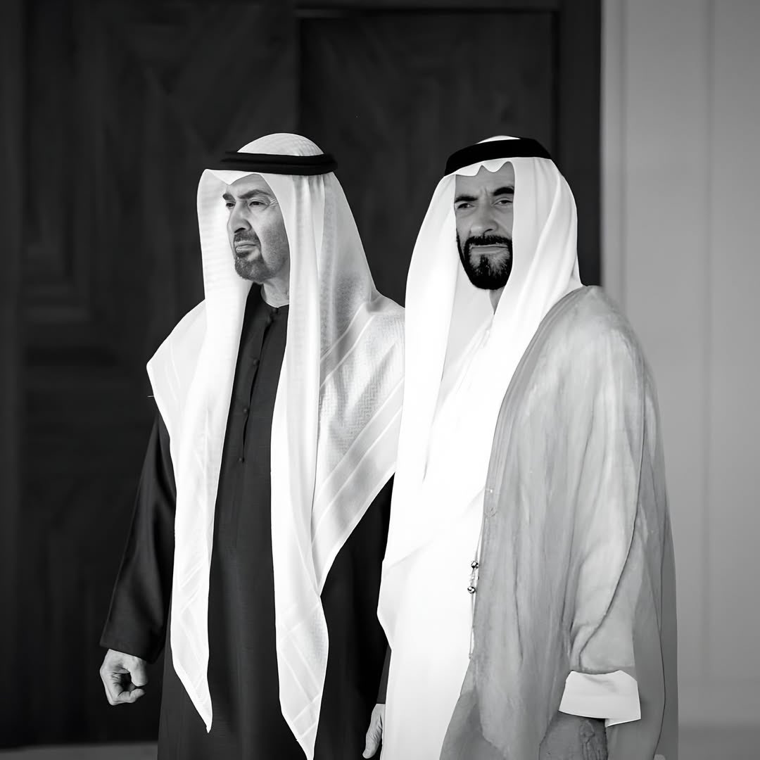 يلي تجي بندر ابن سرور في قبره 
قله لا تنشد عن أسم ماهو بايد

ترا محمد ولد زايد على خبره
ساق المراجل ووقفها مثل زايد