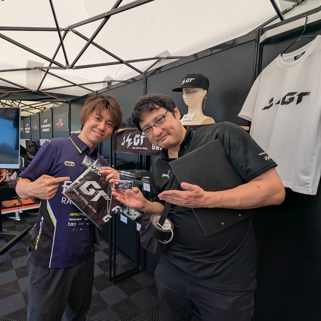 【公式】AUTOBACS JEGT GRAND PRIX (@autobacs_jegt) on Twitter photo JEGT認定ドライバーであり、
EBBRO RACING TEAM (<a href="/EBBRO_RT_4/">EBBRO RACING TEAM</a>)監督でもある
岡田 衛さん(<a href="/M_Okada524/">岡田 衛 - Mamoru Okada</a>)が
JEGTブースでお買い物〜🛍️✨
……って、えっ!?
ニシケンさん(<a href="/NiShiKeNgame/">NiShiKeN</a>)の手にあるの、エブロさんのミニカーじゃないですか!?
欲しい!!!🔥
#JEGT2025 #JEGTグッズ #エブロ JEGT認定ドライバーであり、
EBBRO RACING TEAM (<a href="/EBBRO_RT_4/">EBBRO RACING TEAM</a>)監督でもある
岡田 衛さん(<a href="/M_Okada524/">岡田 衛 - Mamoru Okada</a>)が
JEGTブースでお買い物〜🛍️✨
……って、えっ!?
ニシケンさん(<a href="/NiShiKeNgame/">NiShiKeN</a>)の手にあるの、エブロさんのミニカーじゃないですか!?
欲しい!!!🔥
#JEGT2025 #JEGTグッズ #エブロ