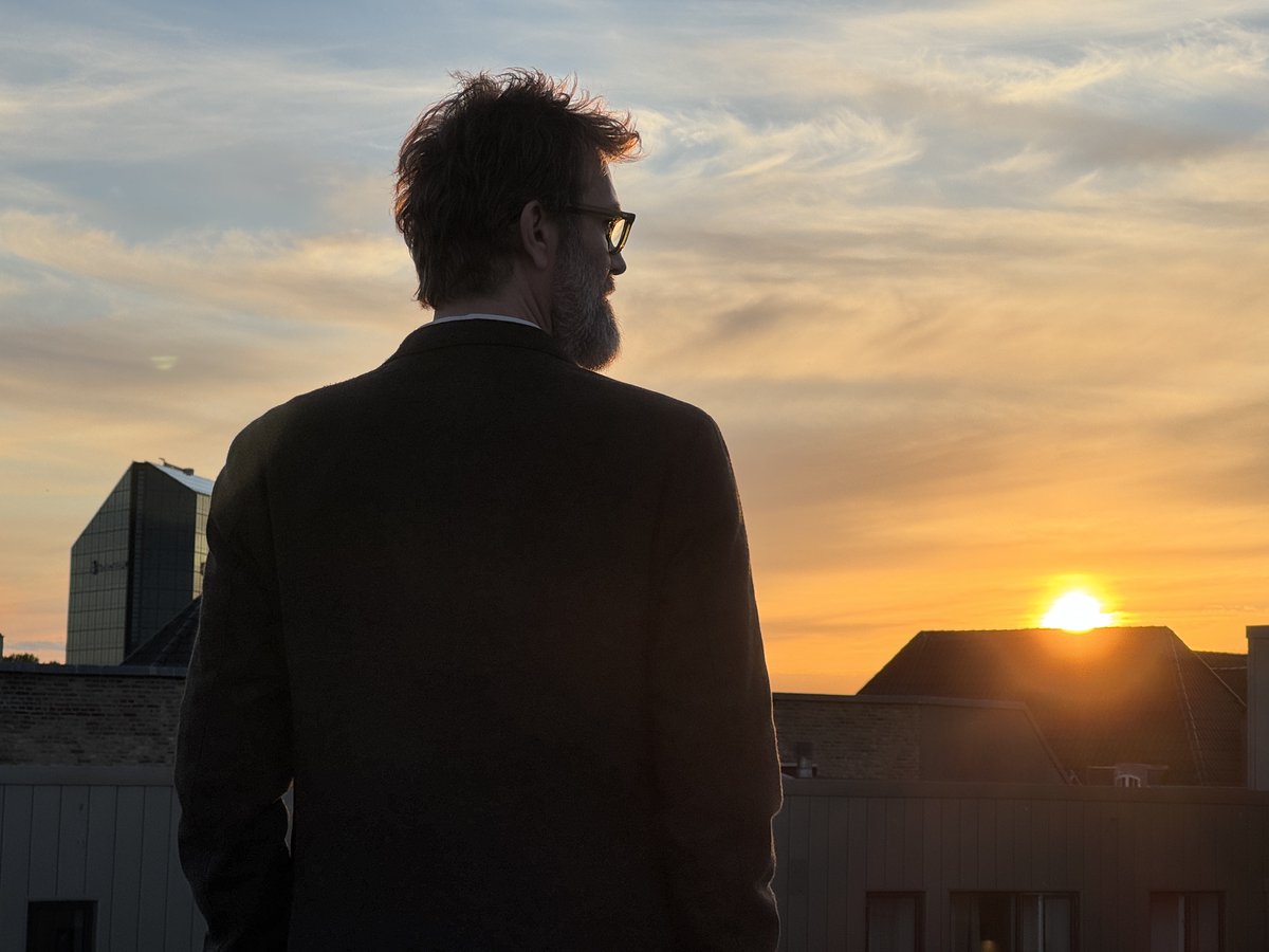 Mike Andersen’s “Only For You” is pure intimacy wrapped in melody. A stripped-back, heartfelt performance that speaks softly but leaves a deep impression. Quietly powerful and beautifully human. 🎶
#MikeAndersen #OnlyForYou #NewMusic #IndieSoul
brokencolormusic.com/review-mike-an…