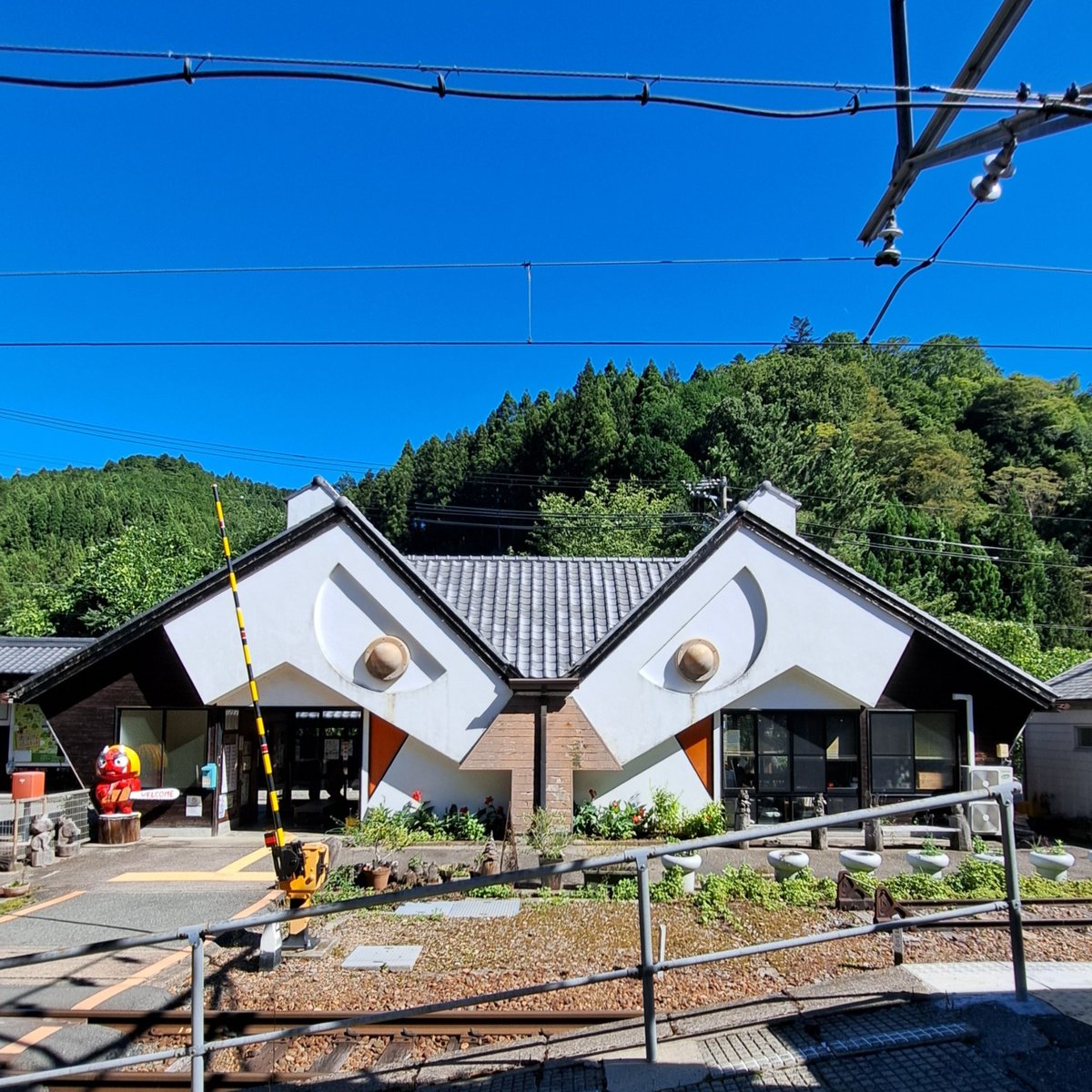 haho1210's tweet image. #飯田線 #東栄駅 に寄った理由はもちろん #駅スタンプ 。寄贈されたもので大事に扱われているようです。スタンプ台紙も用意されていますよ。
併設されたカフェで一息つけますので是非訪れてみてください。