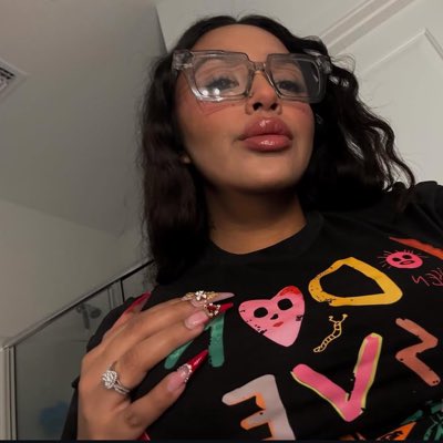vngie___'s tweet photo. #NewProfilePic logging off again byyyyyeeeee https://t.co/KfycXvf81d