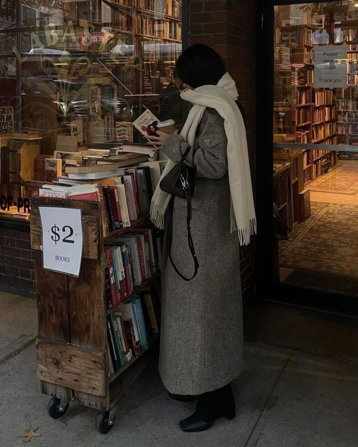 visualtherapy0's tweet image. the smell of new books, rain, and coffee >>>