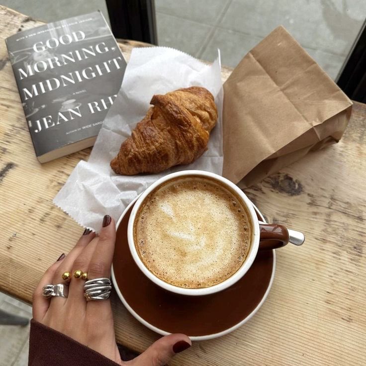 visualtherapy0's tweet image. the smell of new books, rain, and coffee >>>