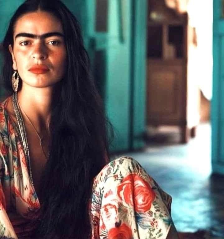 "Al final, creo que no necesitamos hacer nada para ser amados. Nos pasamos la vida tratando de parecer más bonitos, más inteligentes. Pero me di cuenta de dos cosas: quienes nos aman nos ven con el corazón y nos atribuyen cualidades más allá de las que tenemos".

-Frida Kahlo