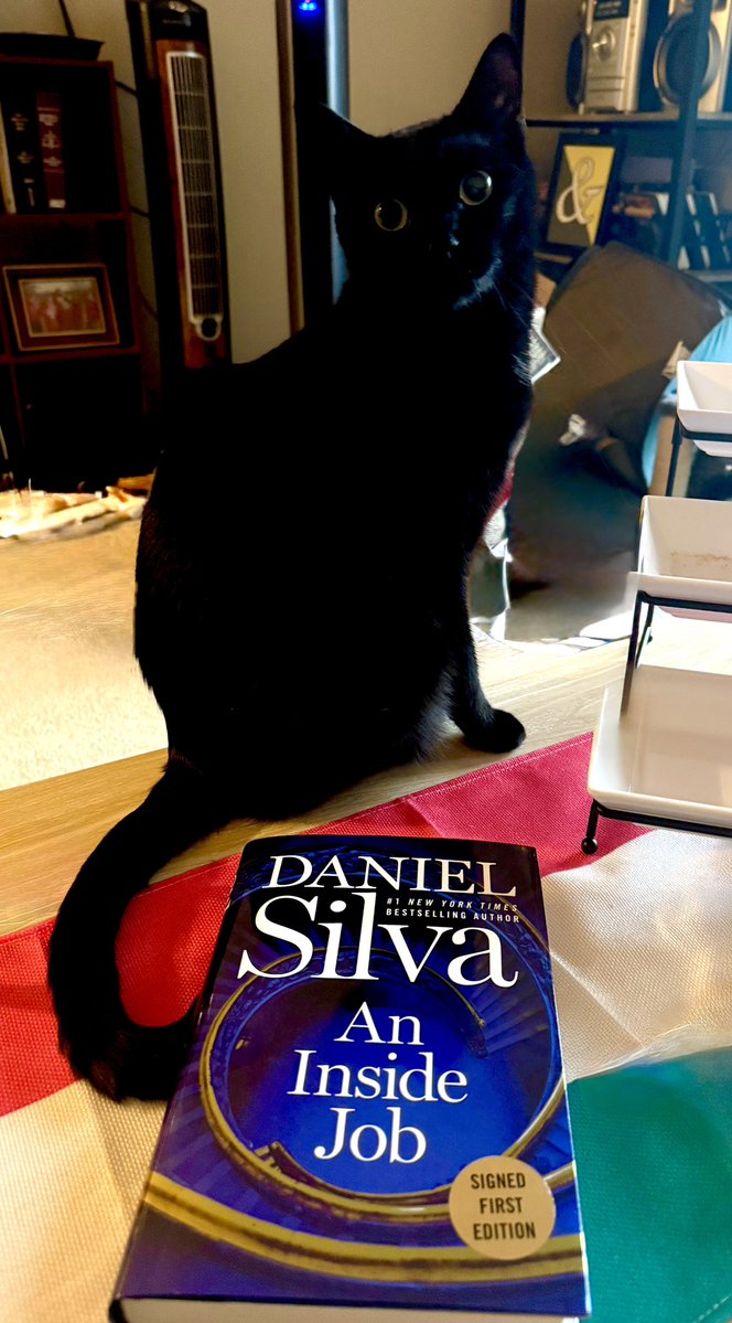 MelanieG_Writer's tweet image. Yay! My signed copy of AN INSIDE JOB by @danielsilvabook finally arrived! I don’t have a goat (IYKYK), but I do have a watchful black cat. About 1/2 through already thanks to also purchasing the ebook. #AnInsideJob #DanielSilva