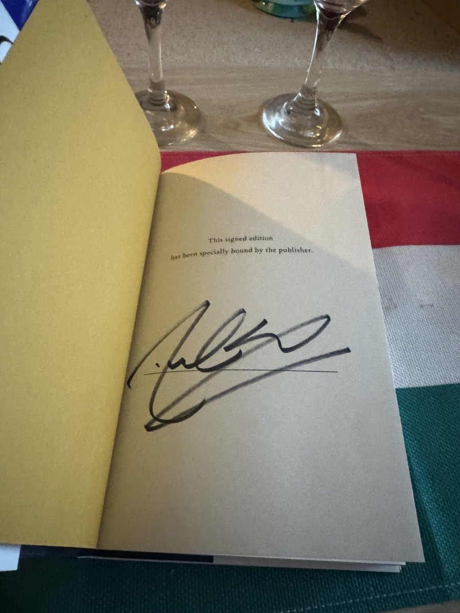 MelanieG_Writer's tweet image. Yay! My signed copy of AN INSIDE JOB by @danielsilvabook finally arrived! I don’t have a goat (IYKYK), but I do have a watchful black cat. About 1/2 through already thanks to also purchasing the ebook. #AnInsideJob #DanielSilva