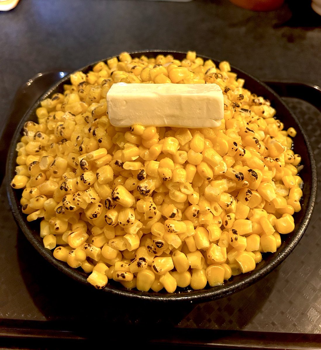 KOTAPAPA921's tweet image. 『秋田ラーメン はま』待ち望んでいた 死ぬほど大好きな限定💛
【塩バターコーンラーメン】
表面を香ばしく焼き上げた山の様なコーンの下には分厚いチャーシューも隠れていて簡単には麺に辿り着けません🚷
食べても食べても減る感じのしない大量のコーンと戯れる…そんな幸せ時間を 超~満喫できます🌽