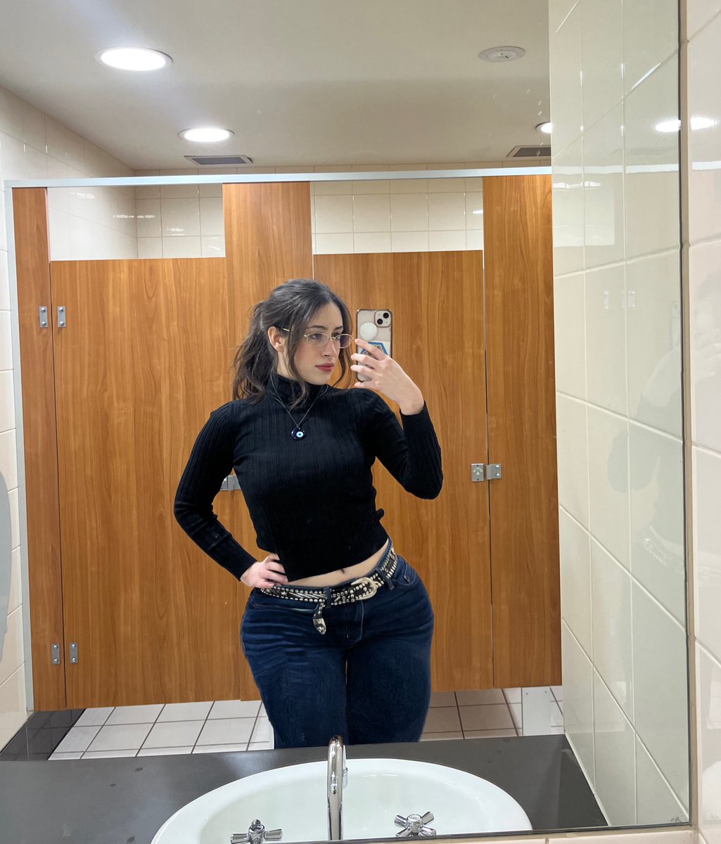 hot girls have bad eyesight, and tummy issues (and people are always asking damn who farted that’s foul af) 🩷