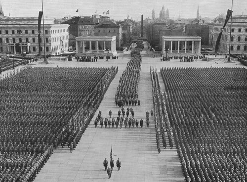 mpatricia_m's tweet image. Hitler también llenaba las plazas. Eran personas con mentes cosificadas como quienes hoy acompañan al dictador Ortega y a su consorte dictadora.
#SOSNicaragua
