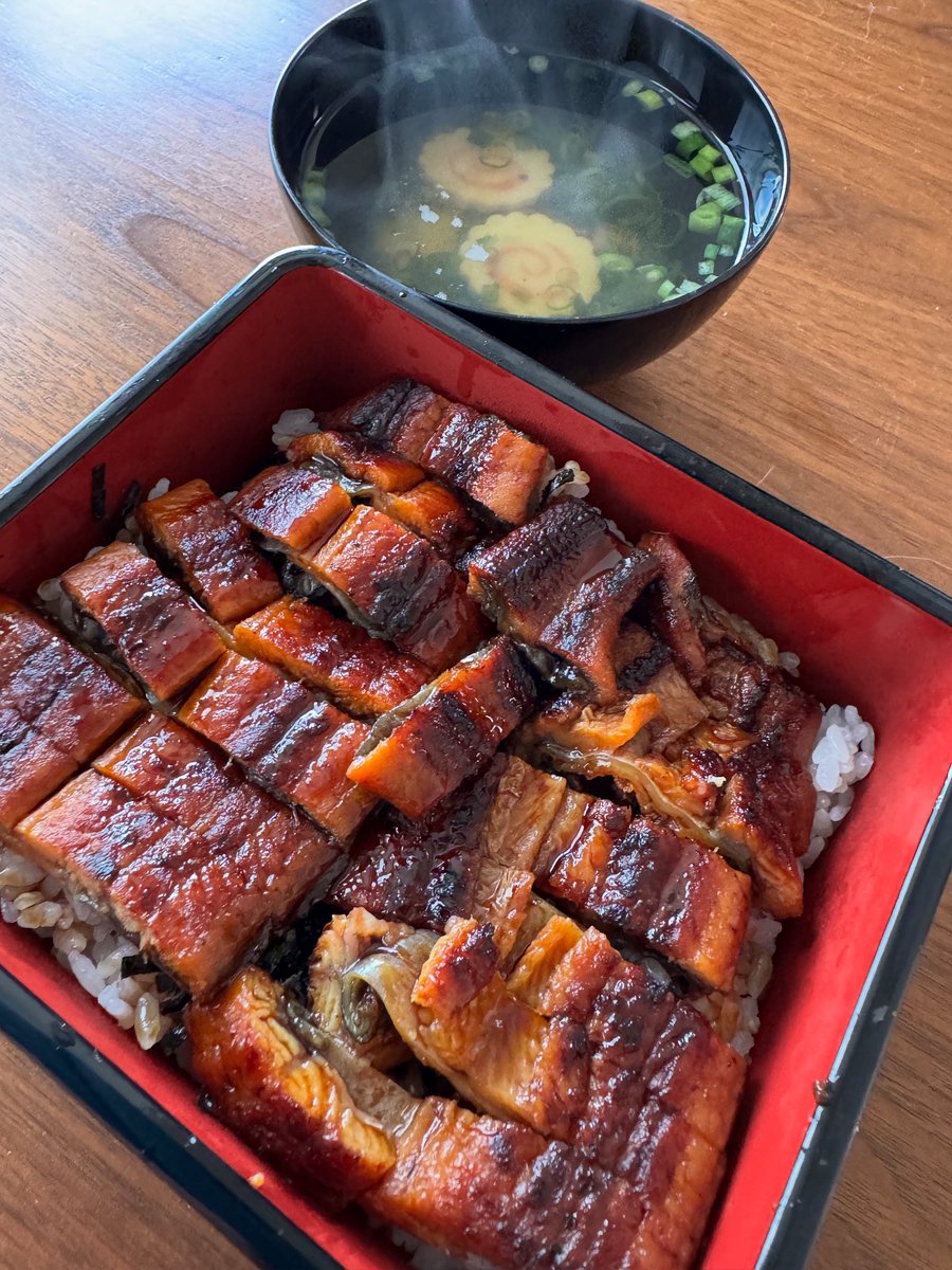 Oreda1962's tweet image. おはようさん❗️
土用の丑の日は新幹線飯
だったんで
名古屋・しら河のひつまぶしが
届いたんで遅れた丑の日
ひつまぶし用の鰻なんで
細かく切れてるが
俺は鰻重の方が好き👍