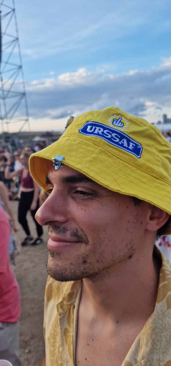 ArtemisInfos's tweet image. Quand la techno tape fort... et que le fisc tape plus fort. 🎵
@NicolasQuiPaie, bob URSSaf sur la tête, mêle danse et insurrection fiscale au Lollapalooza Paris. 🎶
#JeSuisNicolas #LollaParis