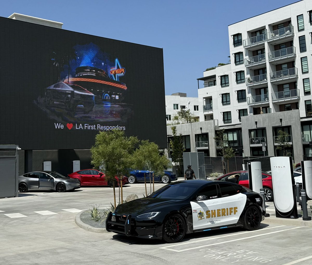 woodhaus2's tweet image. Thank you first responders! Tesla Diner and Superchargers opening soon!