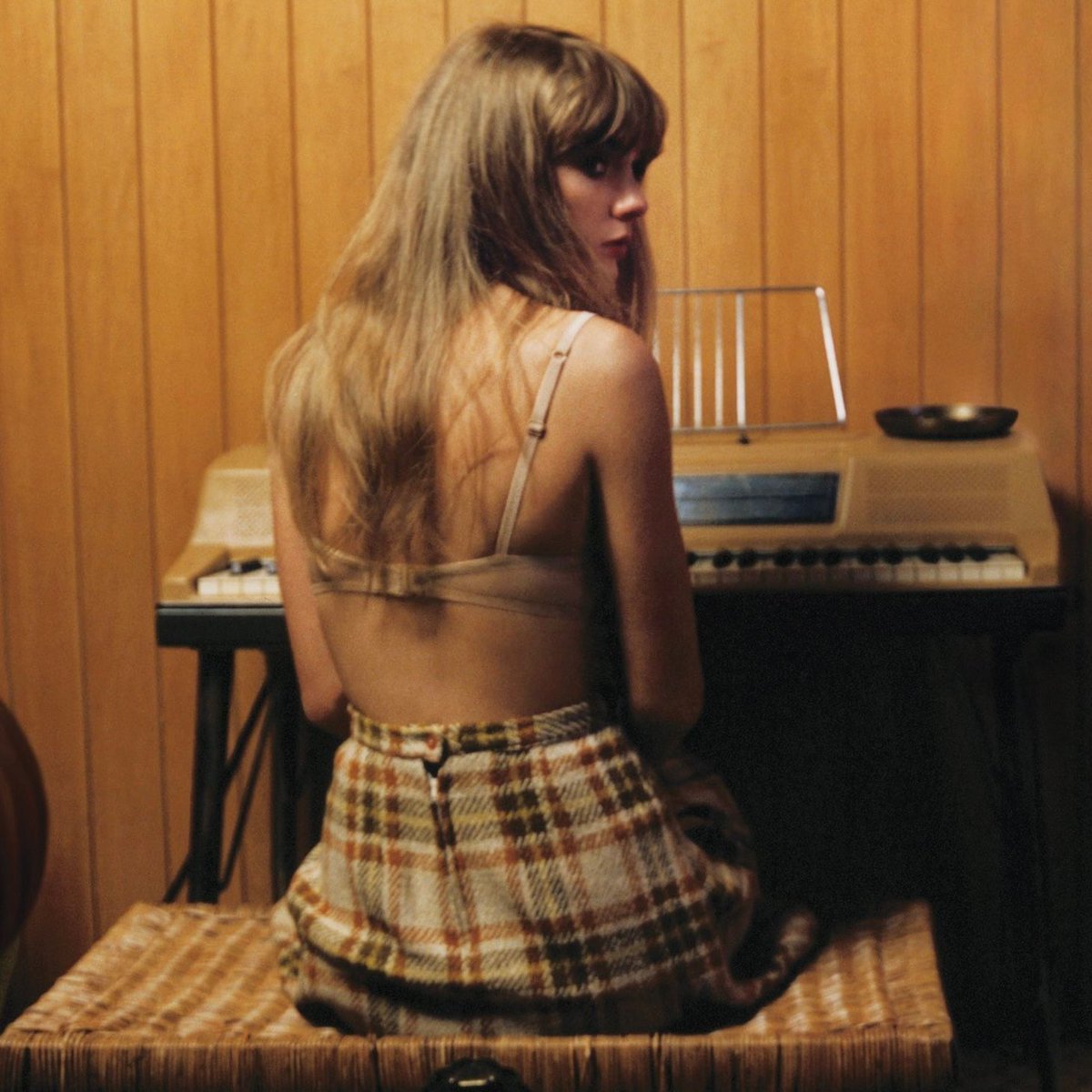 TheSwiftSociety's tweet image. 🏆| “You’re On Your Own Kid” has now surpassed “Champagne Problems” and is now Taylor Swift’s 33rd most streamed song on Spotify.