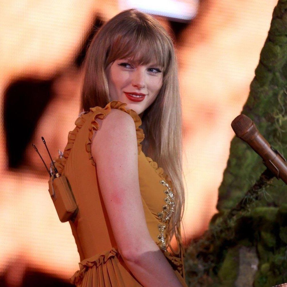 TheSwiftSociety's tweet image. 🏆| “You’re On Your Own Kid” has now surpassed “Champagne Problems” and is now Taylor Swift’s 33rd most streamed song on Spotify.
