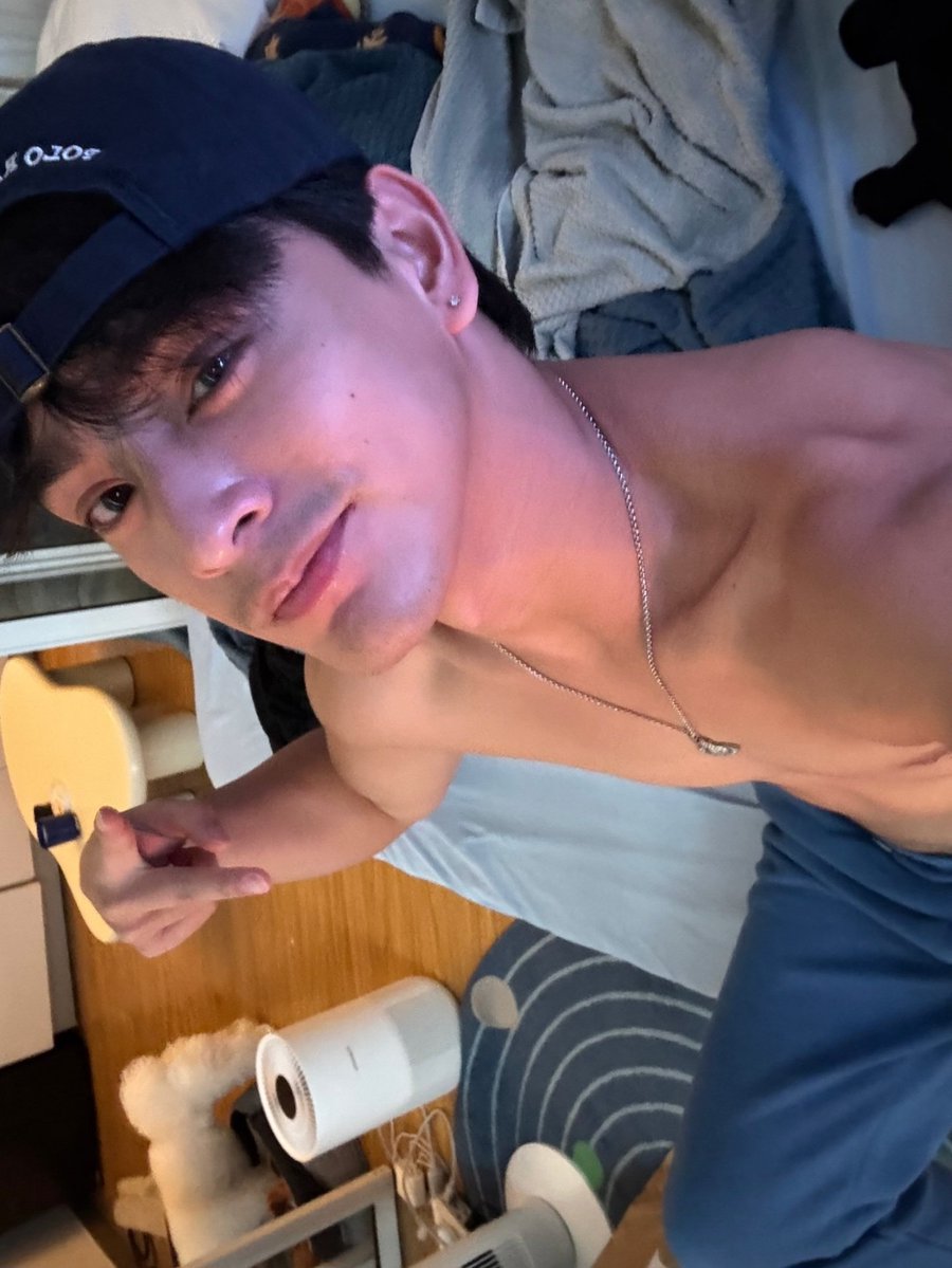 WINCOCKLUVR's tweet image. the lube bottle?? 😭