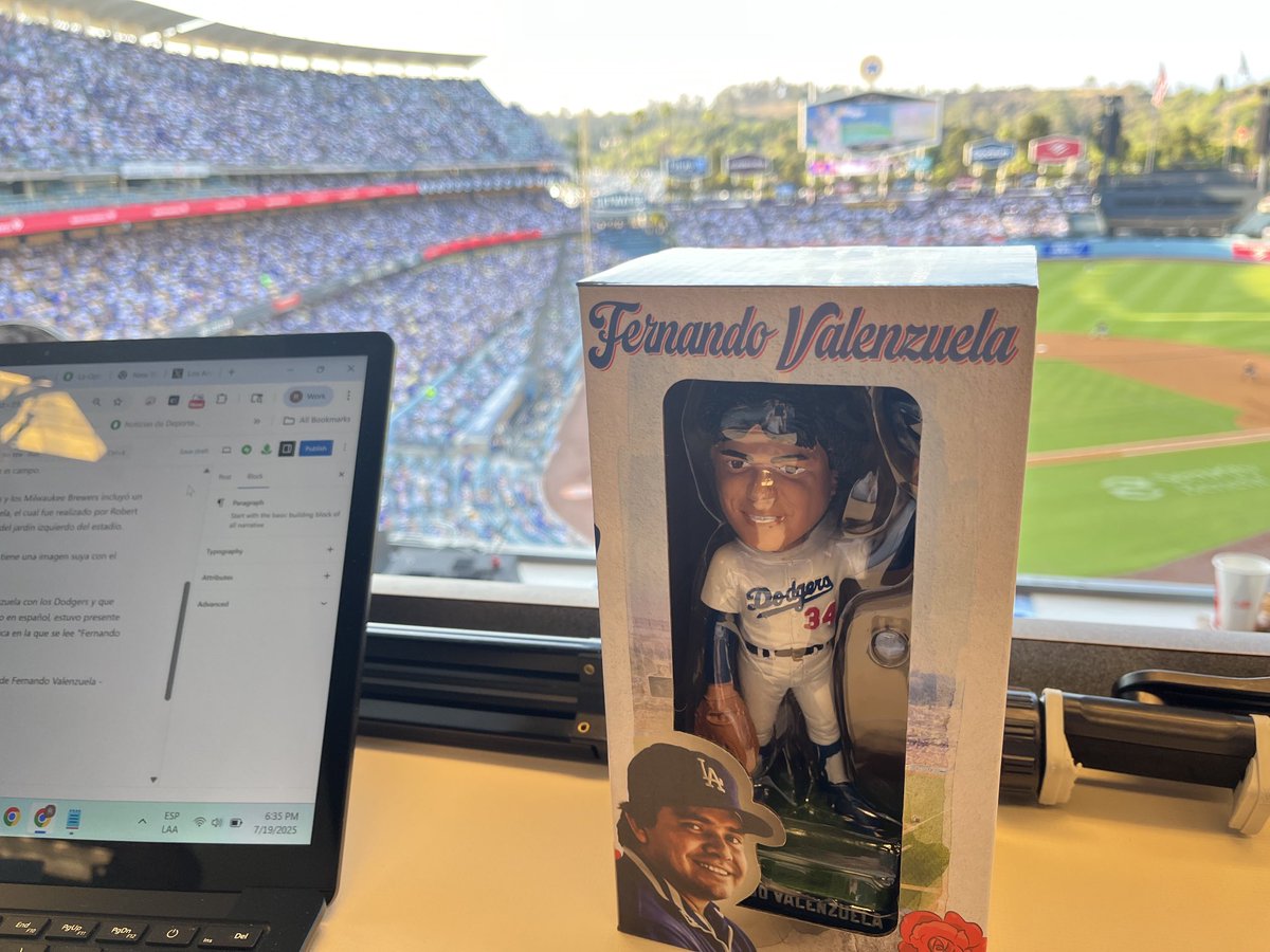 Ricardo_Deporte's tweet image. El bobblehead de Fernando Valenzuela entregado este día por los Dodgers al celebrar al Toro con presencia de su familia y de leyendas de los últimos cuatro títulos de Serie Mundial del club