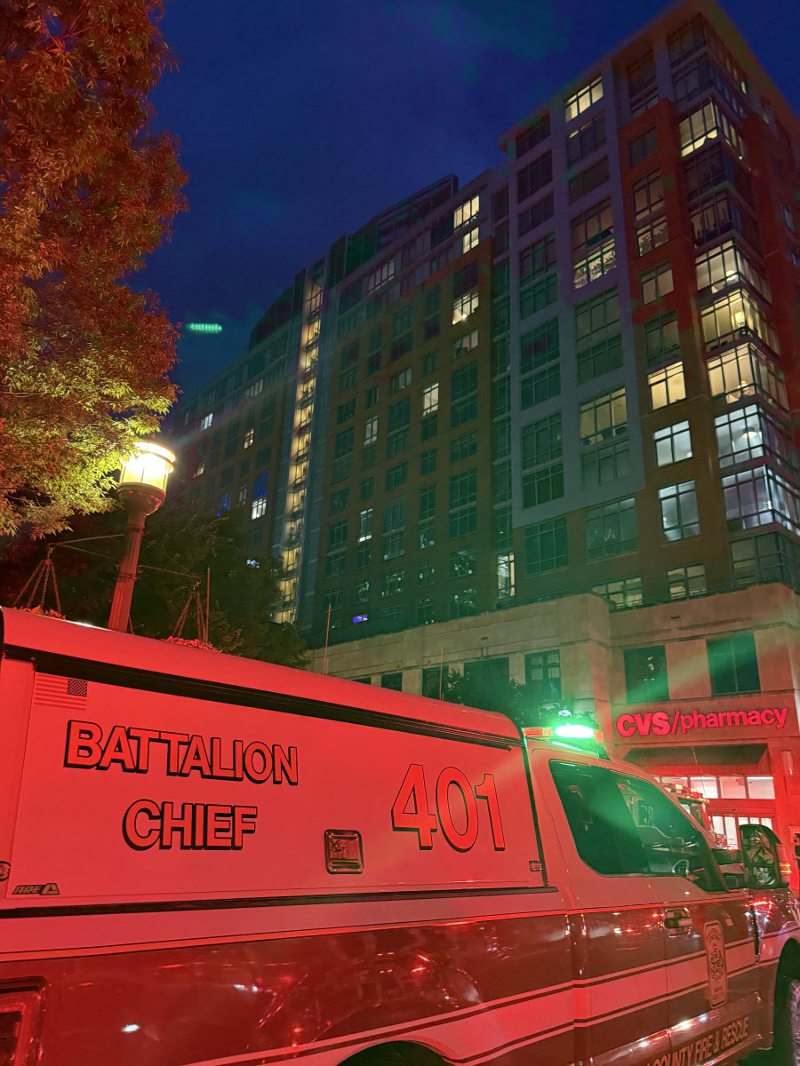 ffxfirerescue's tweet image. #FairfaxsBravest are on scene of a high-rise fire in 12000 blk of Town Square St, Reston. Units dispatched for fire alarm. Call upgraded for reports of smoke. Crews located fire on 8th floor that was contained by sprinkler system. Checking for extension/ventilation. No injuries.