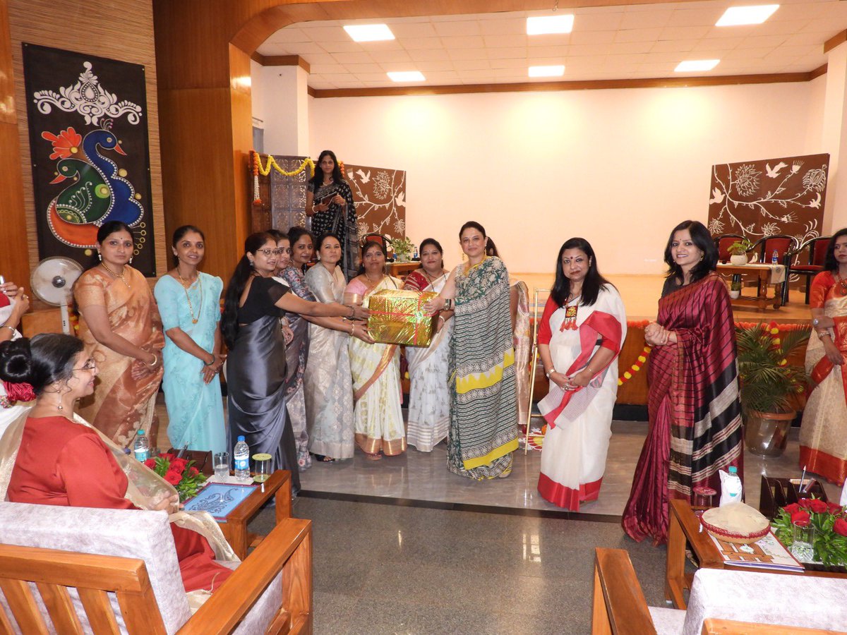 IaSouthern's tweet image. Mrs Komal Seth, Regional President #AWWA, #SouthernCommand, visited the Vocational Training Centre at #Belagavi Military Station, where she interacted with families of serving personnel. She appreciated the Centre’s efforts in promoting welfare, empowerment, and skill…