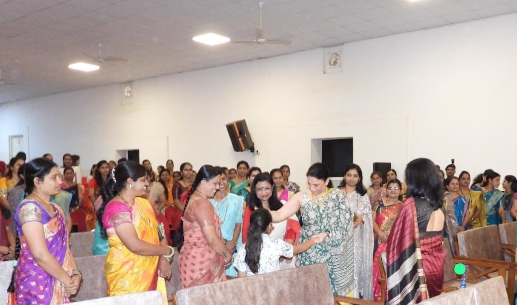 IaSouthern's tweet image. Mrs Komal Seth, Regional President #AWWA, #SouthernCommand, visited the Vocational Training Centre at #Belagavi Military Station, where she interacted with families of serving personnel. She appreciated the Centre’s efforts in promoting welfare, empowerment, and skill…