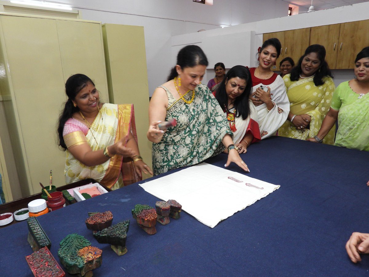 IaSouthern's tweet image. Mrs Komal Seth, Regional President #AWWA, #SouthernCommand, visited the Vocational Training Centre at #Belagavi Military Station, where she interacted with families of serving personnel. She appreciated the Centre’s efforts in promoting welfare, empowerment, and skill…