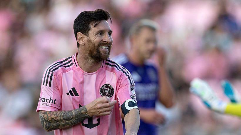 Jogadores com mais gols na história em jogos oficiais (excluindo pênaltis):

1 - Lionel Messi: 764 
2 - Cristiano Ronaldo: 763