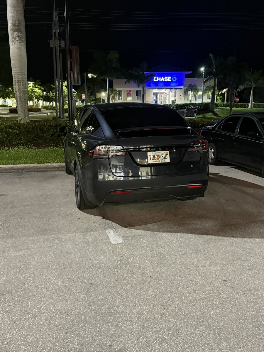 teslaflexx's tweet image. FSD 13.2.9 drove us to Walgreens and parked itself like the average Floridian