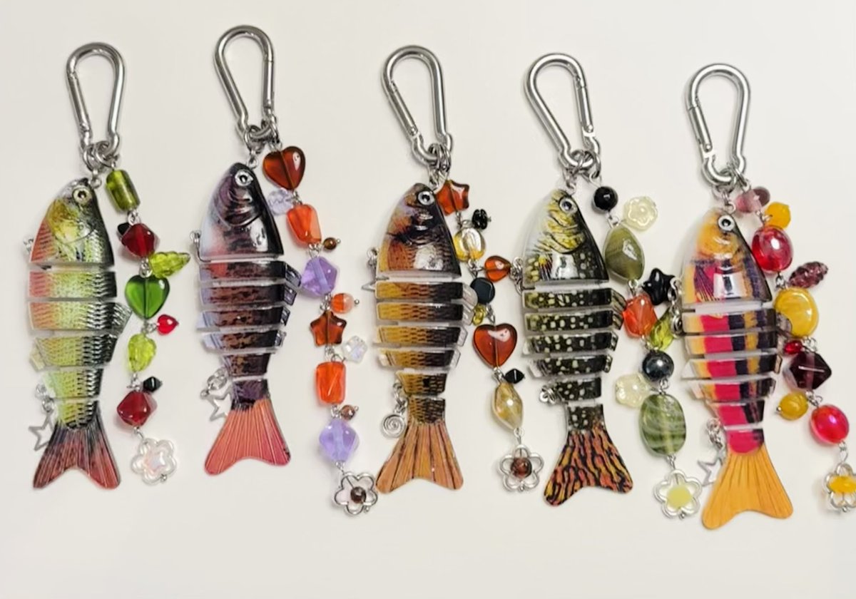 fish keychain giveaway!!! 🎣🐡

1 winner will win a fish keychain made by me!! 

to enter:
-follow me + rt🐟
-rt my pinned tweet🐠