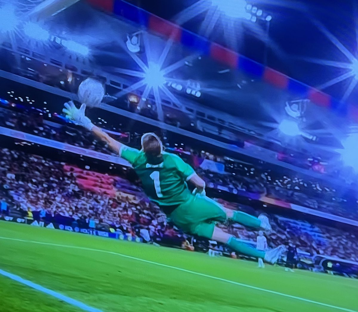tartancrane's tweet image. #FRAGER unbelievable save. Goalkeepers in women’s football get unfairly criticised most of the time, but that was world class in any type of football, anywhere in the world, and at any level.