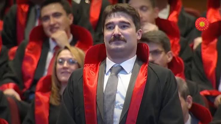 Bir çocuğun emeği
Bir çocuğun hayali
Bir çocuğun hakkı…