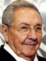 #Cuba 🇨🇺 
Es idea mía o es el doble de Raúl.
La imagen de la izquierda es la más reciente en la clausura de la asamblea y la segunda es más antigua.
¿Le estiraron la cara? 🤔