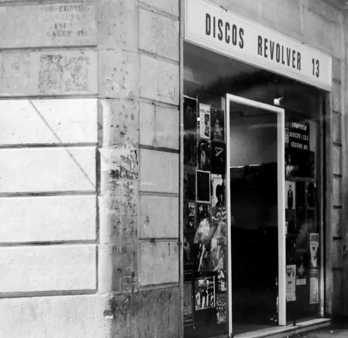 I avui amb pena i perquè no dir- ho amb certa nostàlgia és el darrer dia del Revolver del c. Tallers 13. Probablement la botiga on he comprat des de que vaig començar a anar-hi, any 93?, la majoria de vinils, cds i altres artefactes que acumulo. 🥲 Gràcies x tant