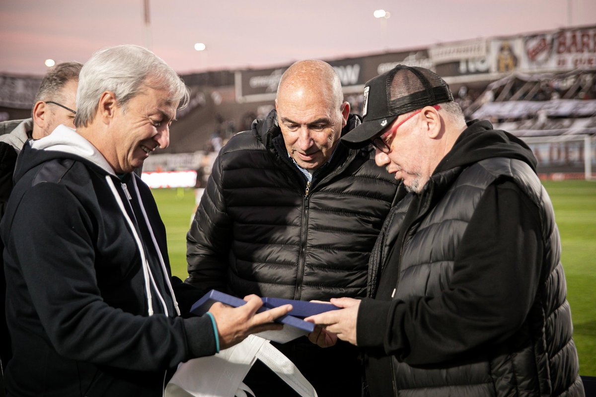 👉 La Comisión Directiva de <a href="/Velez/">Vélez Sarsfield</a> nos entregó este presente por la obtención del #TorneoApertura🏆

🤝 Muchas gracias por este gesto

#VamosCalamares🦑