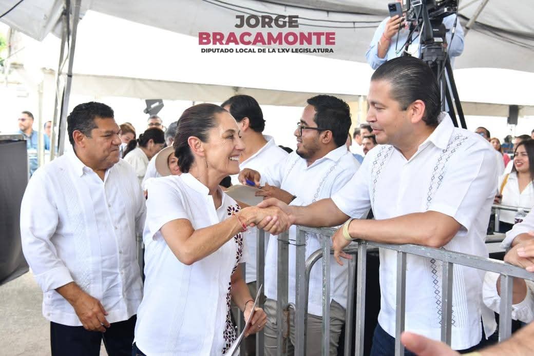 El presidente de la #JUCOPO del <a href="/CongresoTab/">Congreso Tabasco</a> <a href="/JORGEBRACA/">JORGE BRACAMONTE</a> saludó a la presidenta de #México <a href="/Claudiashein/">Claudia Sheinbaum Pardo</a>, durante su vista a #Tabasco para anunciar importantes obras y acciones en #Salud junto al gobernador <a href="/TabascoJavier/">JAVIER MAY</a>