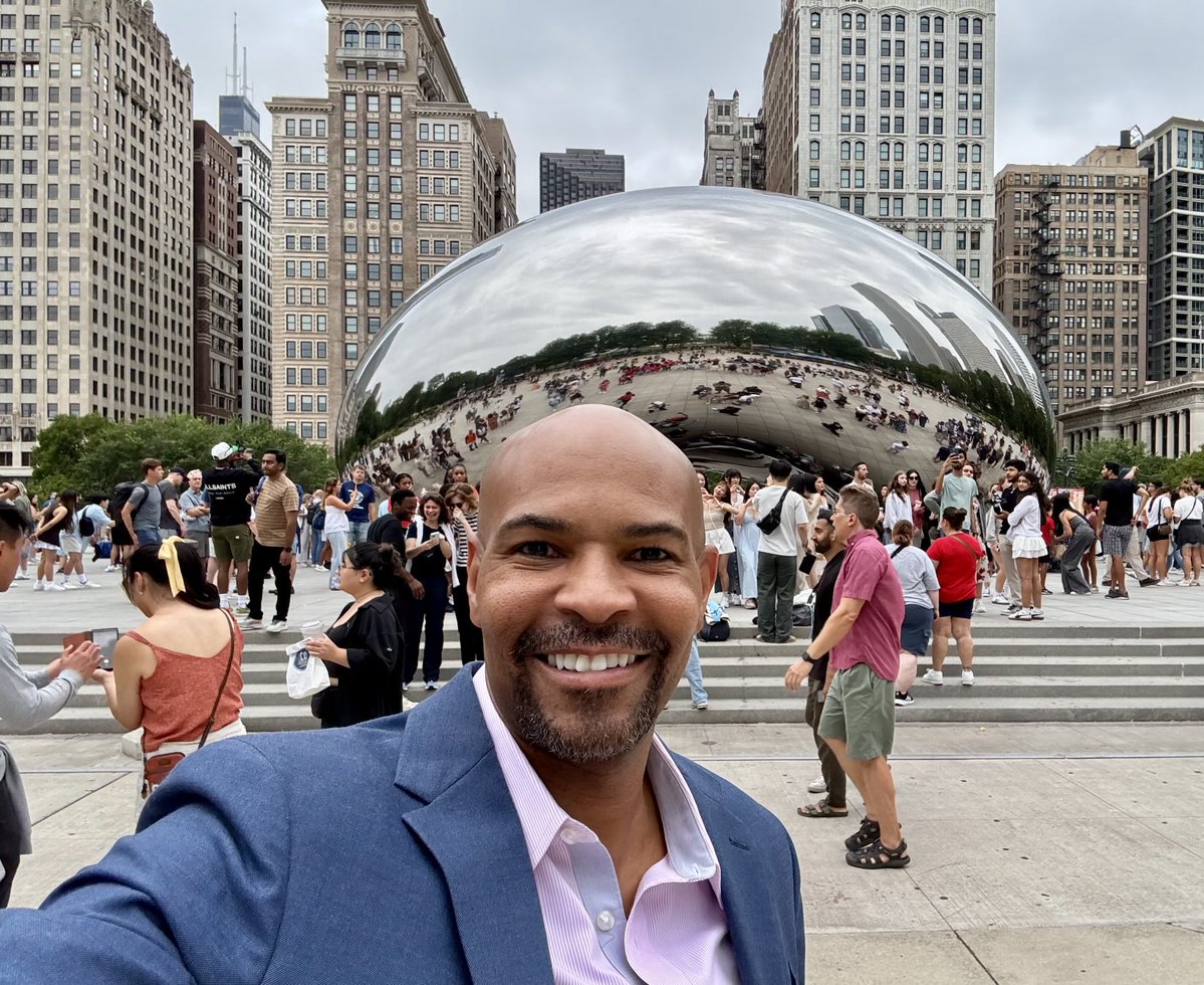 JeromeAdamsMD's tweet image. An easy one, but can you guess where I am?
Honored to be here to receive the Scroll of Merit- the @NationalMedAssn’s highest award! 🙏🏽
