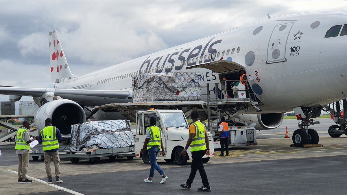 WHOSierraLeone's tweet image. Sierra Leone receives 50,000 new mpox vaccine doses, supported by @WHO, @AfricaCDC, @gavi, @UNICEFSL & partners.
This fourth batch of vaccines arrive at a time the government, WHO and partners are deploying teams to all districts to bring the outbreak to an end.
#vaccineswork