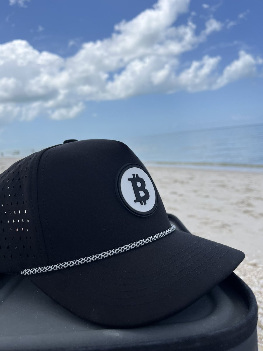 palmBTCx's tweet image. First sample of the black & white Bitcoin hat.
Love the design and rubber patch. However, the quality isn’t quite as good as I was hoping for.
Once I can nail down a higher quality manufacturer, I am going to get an all white hat with the classic orange Bitcoin logo going.