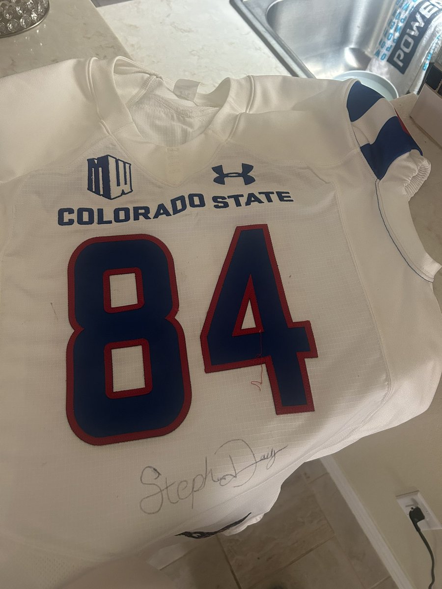 TheNateGill's tweet image. Special delivery from @StephonDaily7 for the new office!! 🤝🏾 #Lifers #40YearsOver4
