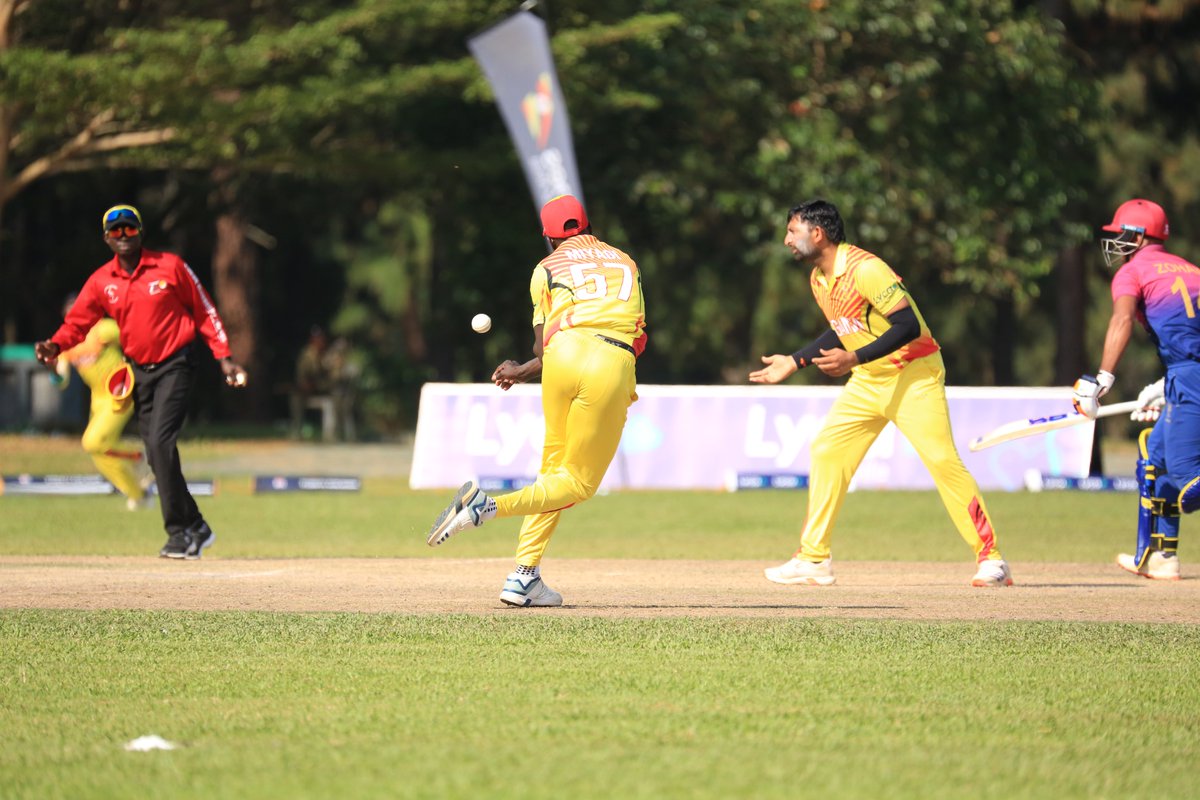 kaksydeditor's tweet image. The things @JumaMiyaji was doing on the oval were incredible. He had an eagle eye for the wicket, even nakrani couldn't believe it
The @EmiratesCricket player couldn't believe it