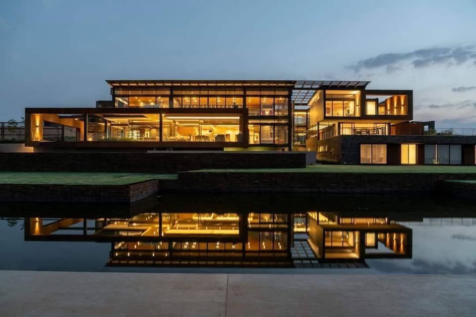 designdeputy's tweet image. Modern Contemporary House in 📍 Mooikloof Heights, Pretoria East designed by renowned Architect Nico van der Meulen Architects.