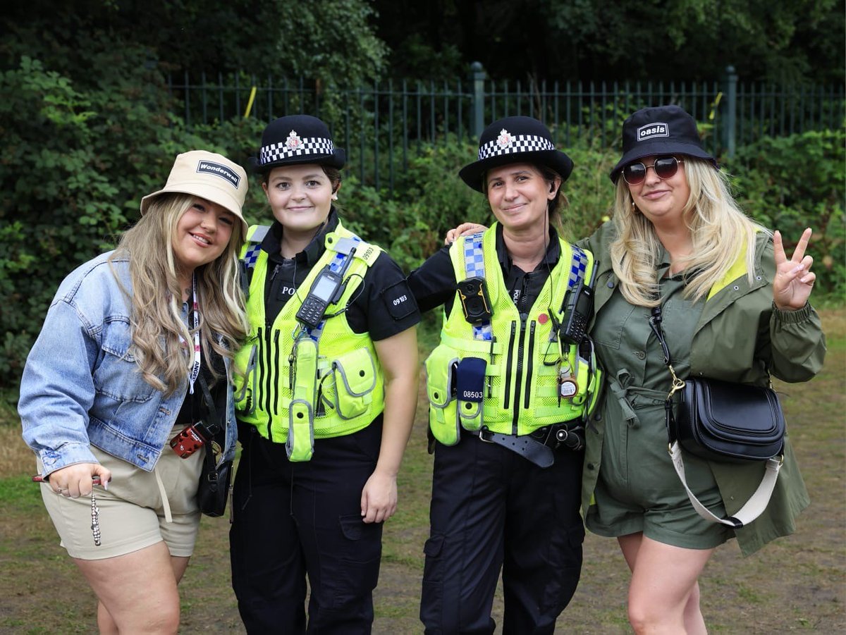 gmpolice's tweet image. #OasisLive25 | It’s been another Supersonic evening, and our officers will remain on site to ensure everyone has a safe departure from Heaton Park. Please check your public transport route via the #BeeNetwork app, and take care getting home.