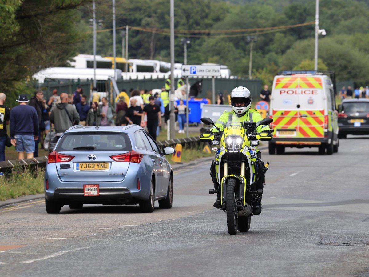 gmpolice's tweet image. #OasisLive25 | It’s been another Supersonic evening, and our officers will remain on site to ensure everyone has a safe departure from Heaton Park. Please check your public transport route via the #BeeNetwork app, and take care getting home.
