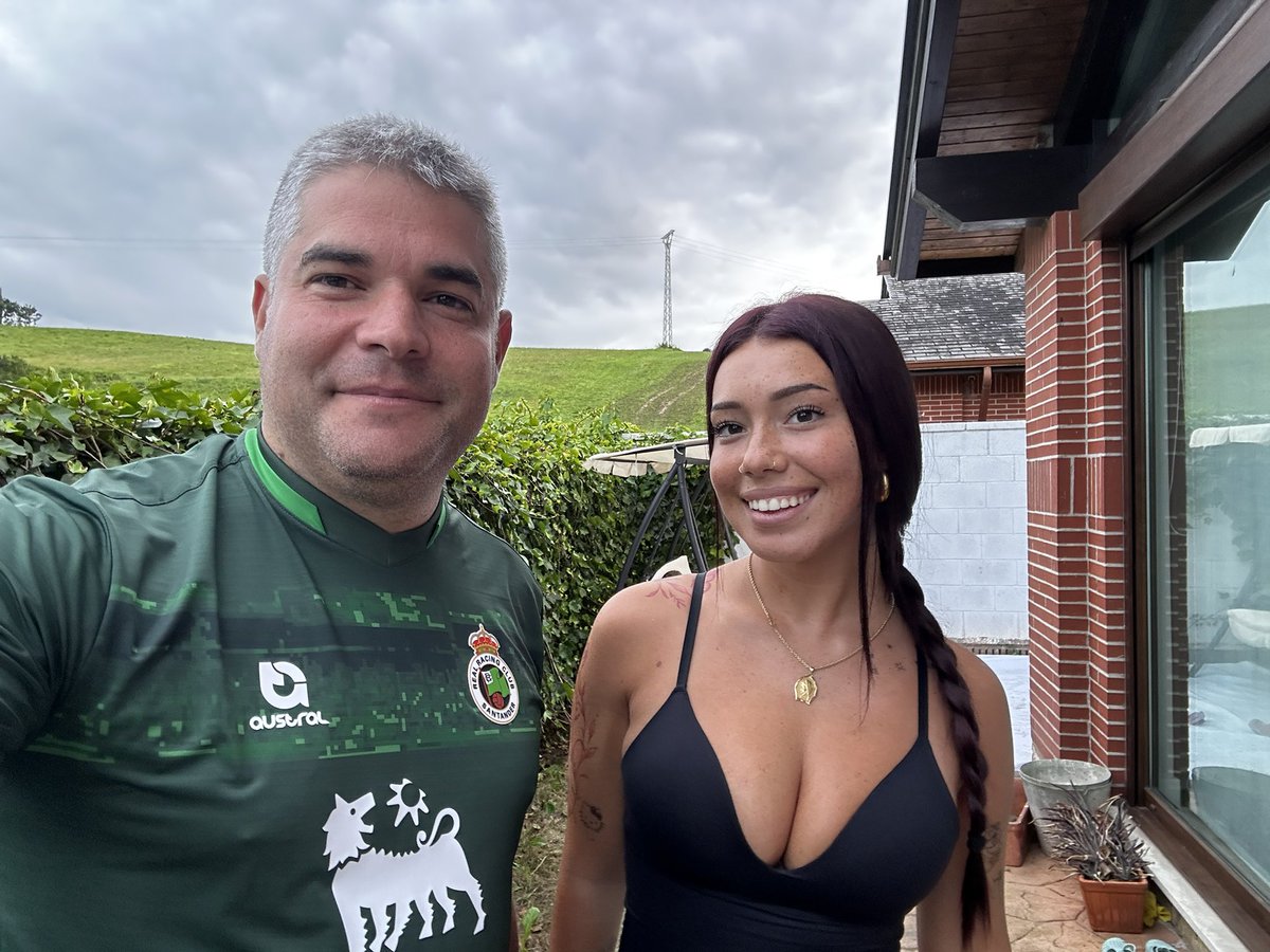 Me han enseñado que esto se llama fit check.
Mi sobrina Chiara tiene 2 millones de seguidores.
Yo, la nueva piel del <a href="/realracingclub/">Real Racing Club</a> 🟢⚪️
Empate técnico. 😎