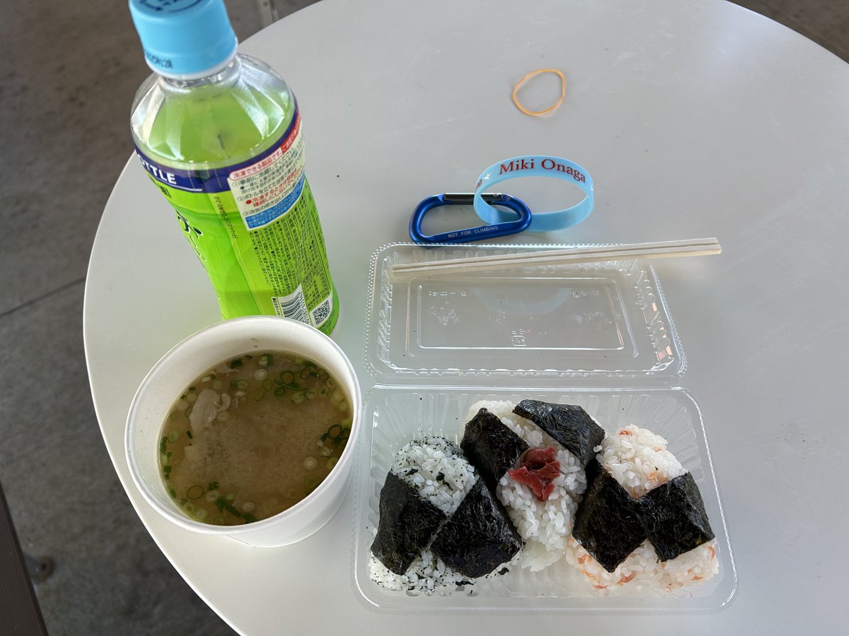 ucchan0308's tweet photo. サーキット飯🍚 2日目朝☀️
MAMA'S KITCHENさんの
おにぎり🍙セット
豚汁🐷
今日も美味しくて、温かくて、お腹満足😋
#富士スピードウェイ
#mamaskitchen
#豚汁
#SFORMULA2025
#SuperFormula https://t.co/3sq4UtMR8G