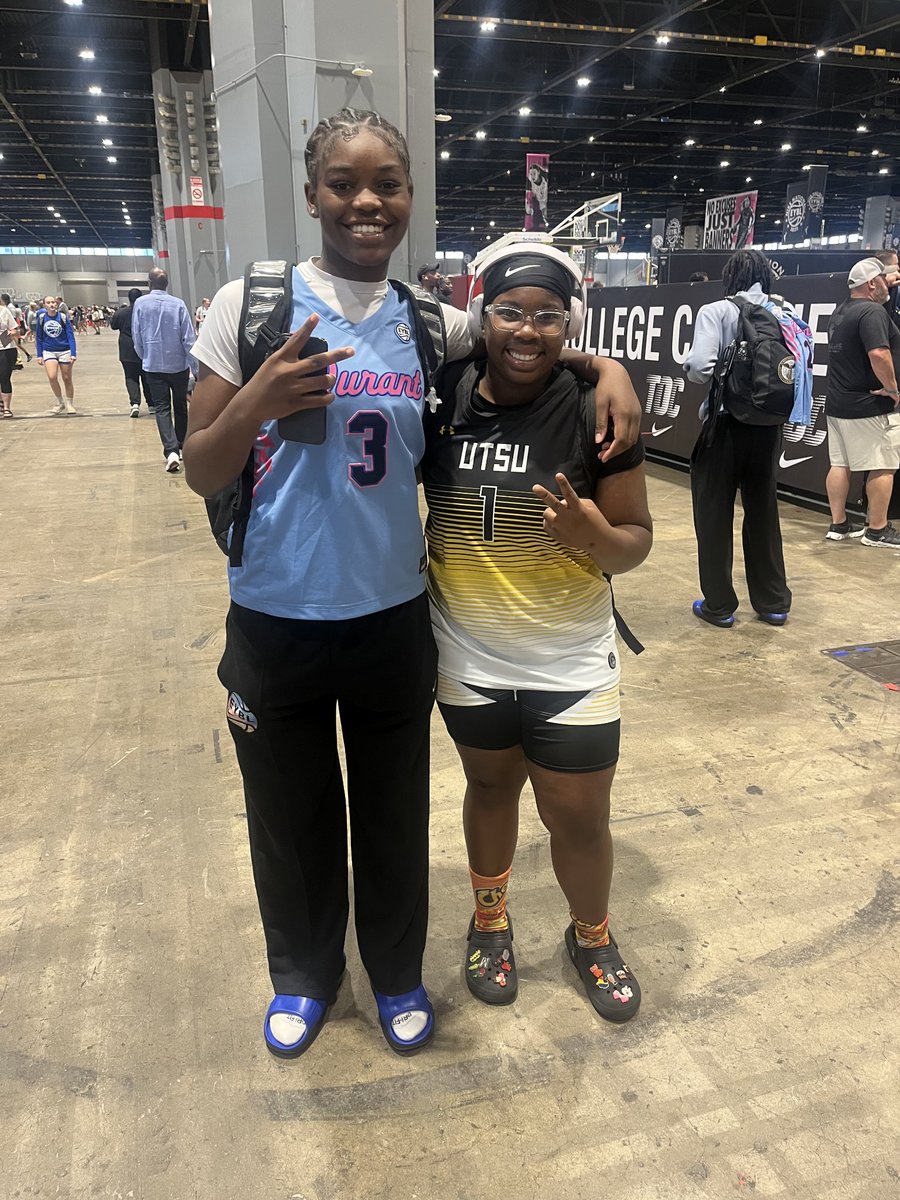 At Nike TOC in Chicago, got to take a picture with <a href="/BanksJezelle/">Jezelle “GG” Banks</a> !!