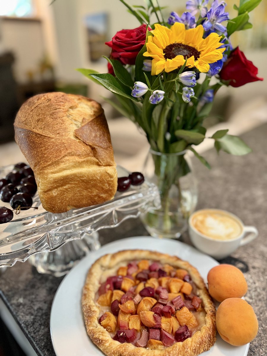 AnneScottlin's tweet image. Happy Weekend! Scored these farmer’s market wins today. 🤗
Funny how a simple apricot or a loaf of bread can wake something ancient in us. Simple. So beautiful.
❓What ancient part of you is still asleep… and quietly asking to be heard? If you respond I’ll share some of mine as…