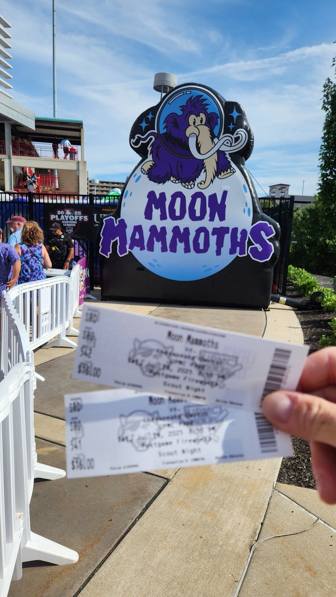 baseballmapper's tweet image. Took a while, but we made it to the front of the line! Can't wait to see the Moon Mammoths!