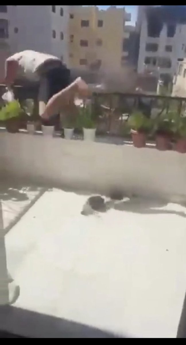 طوفان الفيديوهات والصور الذي يخرج من #سوريا_الجديدة سوريا احمد الشرع لا يختلف كثيرا في قسوته وبشاعته وإذلاله للمواطن السوري عن ذلك الذي كان يخرج من سوريا بشار الاسد. 
سوريا مستمرة في دوامة العنف و الإذلال لمواطنيها!