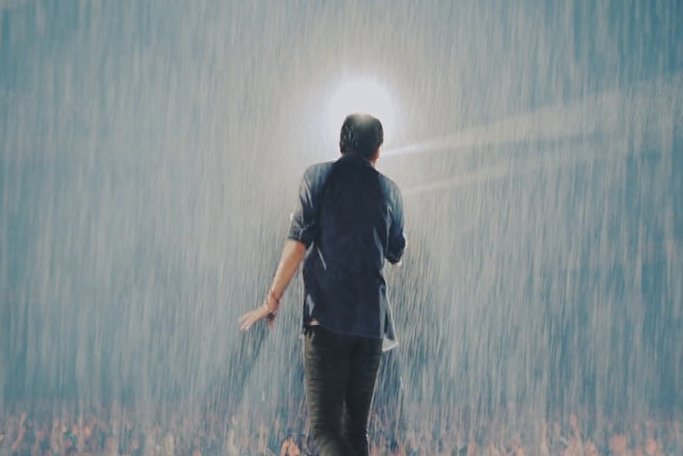 taka_mr_chil's tweet image. おはようございます☁

今朝は
隣の人に気づかれぬように
筋トレ😊

”「出来ないことはない」「どこへだって行ける」
「つまずいても　また立ち上がれる」
いわゆるそんな希望を　勘違いを　嘘を
ＩＤカードに記して行こう”

めちゃ☔雨の中だったんですね～😝

今日も日常の中の
#fantasy
へと😊