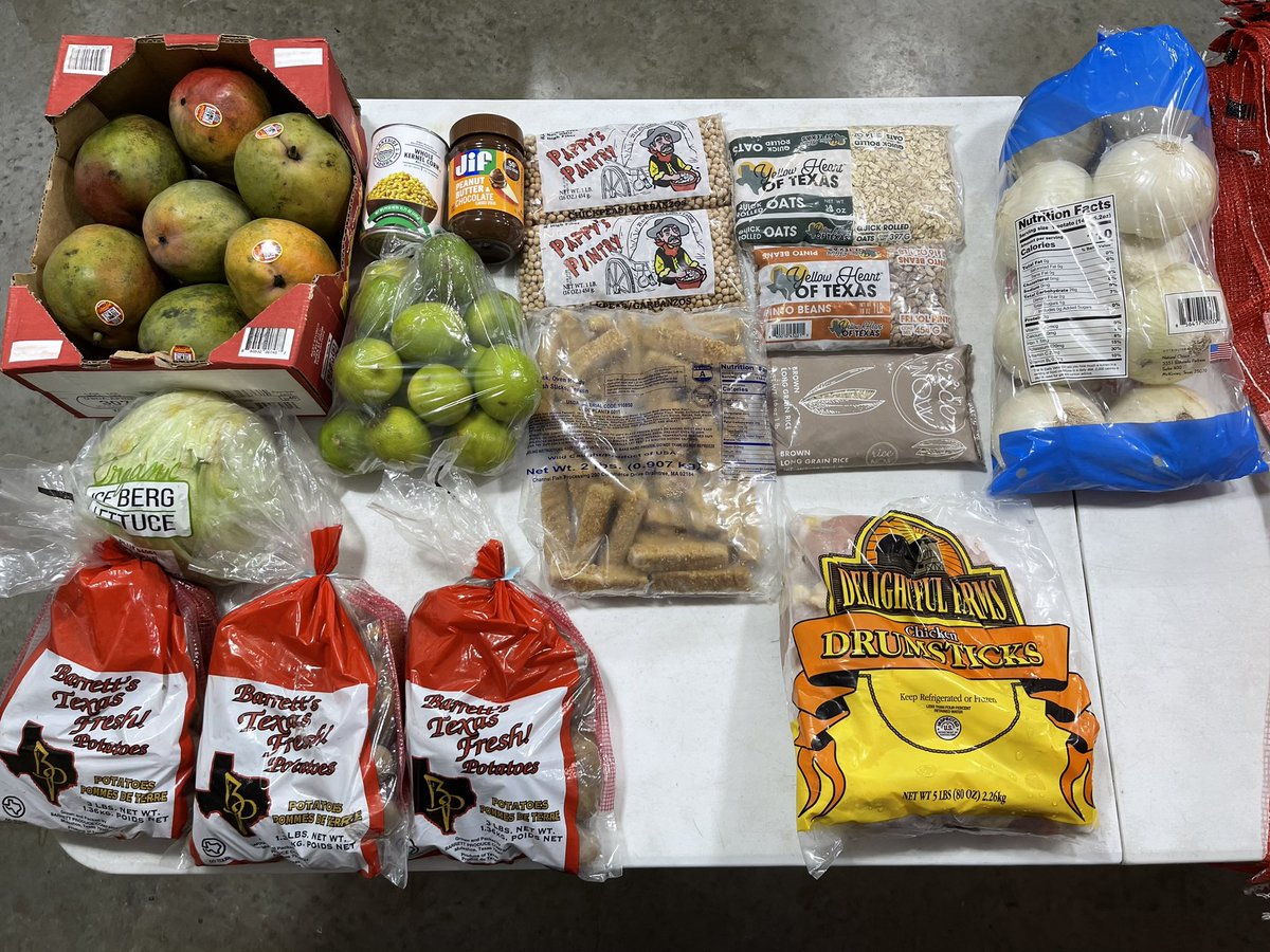 TheImmCoalition's tweet image. Amazing time providing boxes of food to hundreds of immigrants living in poverty at the Southern Border. 🙌
The food we provide means so much to these beautiful people. 🙏🏽